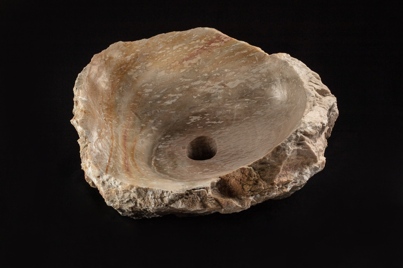 Lavamanos dorado en baño